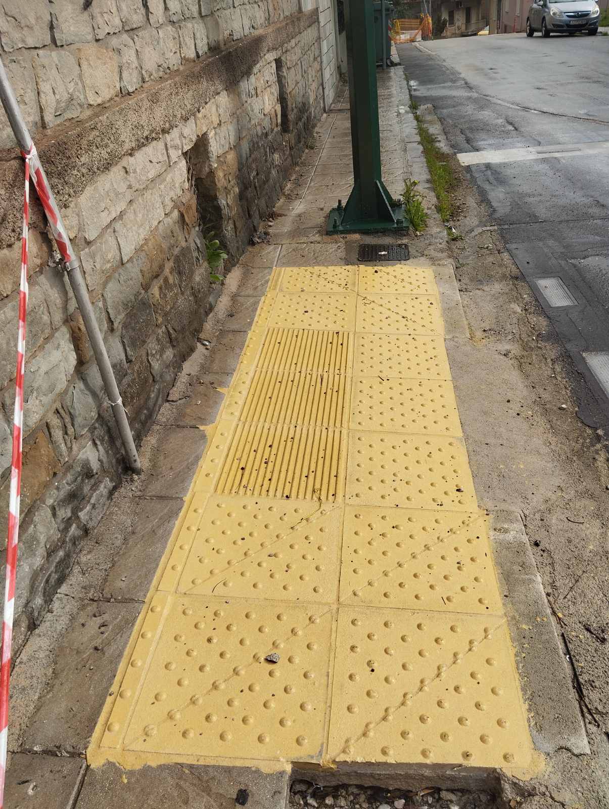 Ράμπες χωρίς πρόσβαση στο Αγρίνιο: Εμπόδια ακυρώνουν την εξυπηρέτηση ατόμων με κινητικές δυσκολίες