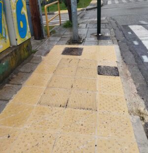 Ράμπες χωρίς πρόσβαση στο Αγρίνιο: Εμπόδια ακυρώνουν την εξυπηρέτηση ατόμων με κινητικές δυσκολίες