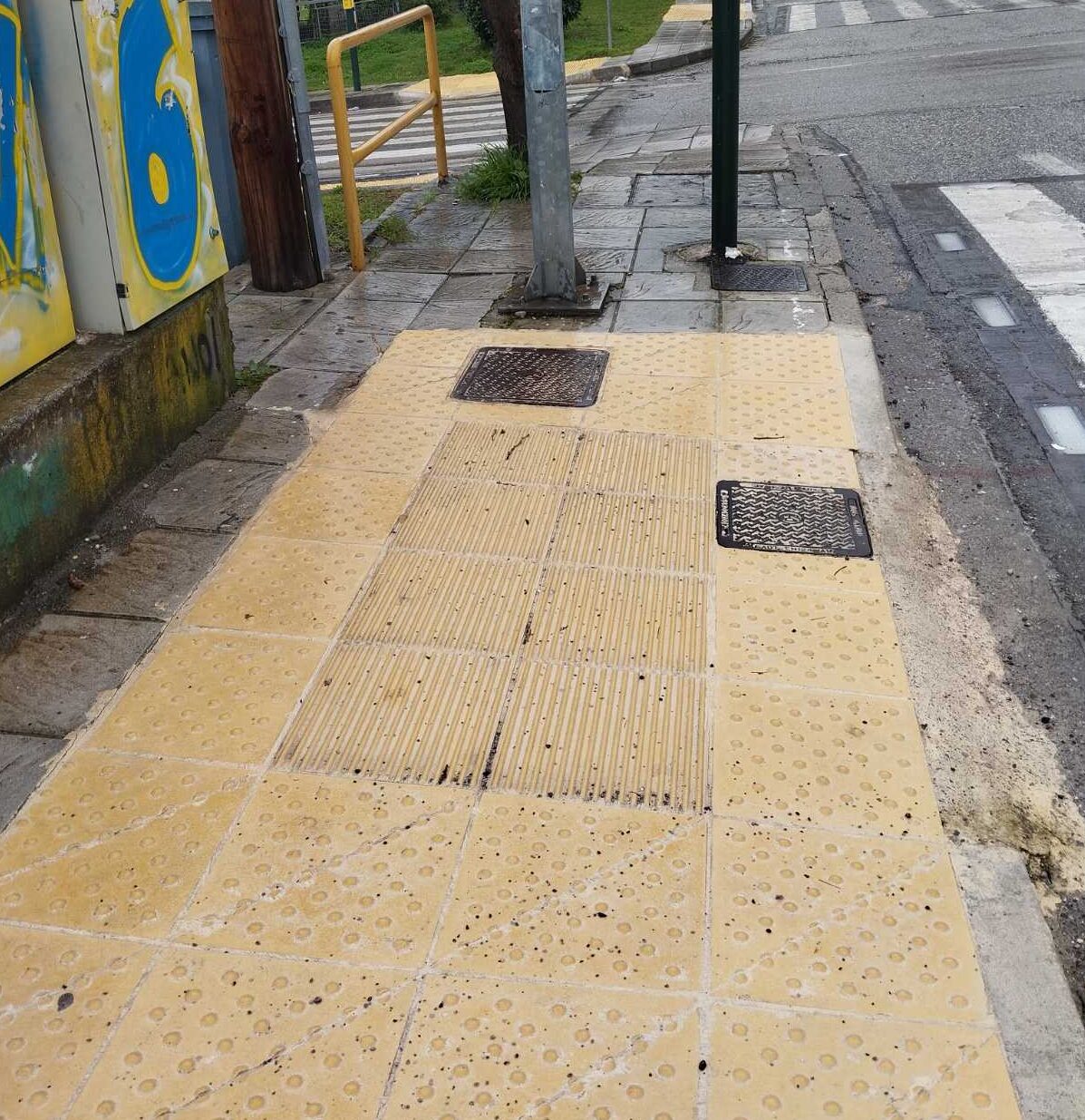 Ράμπες χωρίς πρόσβαση στο Αγρίνιο: Εμπόδια ακυρώνουν την εξυπηρέτηση ατόμων με κινητικές δυσκολίες