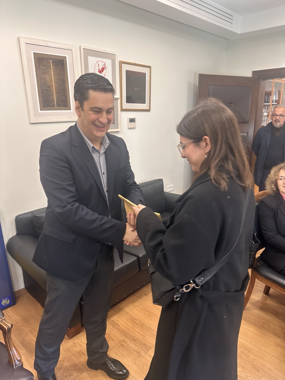 Ο Δήμαρχος Αγρινίου παρέδωσε τα έσοδα του 3ου Street Music Festival στα Ειδικά Σχολεία