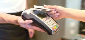 Την έντονη ανησυχία και δυσαρέσκεια του εκφράζει ο Σύλλογος Εμπόρων και Επιχειρηματιών Δήμου Αγρινίου, με αφορμή τις πρόσθετες ετήσιες χρεώσεις που, όπως καταγγέλλεται, επιβάλλονται από παρόχους POS σε τοπικές επιχειρήσεις. Κάνοντας λόγο για νέα οικονομικά βάρη σε μια ήδη πιεσμένη αγορά, ο Σύλλογος ζητά την άμεση παρέμβαση της Πολιτείας, ενώ επαναφέρει και το αίτημα για κατάργηση του τεκμαρτού τρόπου φορολόγησης.