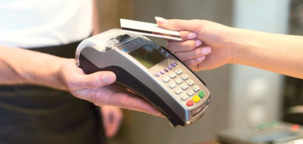 Την έντονη ανησυχία και δυσαρέσκεια του εκφράζει ο Σύλλογος Εμπόρων και Επιχειρηματιών Δήμου Αγρινίου, με αφορμή τις πρόσθετες ετήσιες χρεώσεις που, όπως καταγγέλλεται, επιβάλλονται από παρόχους POS σε τοπικές επιχειρήσεις. Κάνοντας λόγο για νέα οικονομικά βάρη σε μια ήδη πιεσμένη αγορά, ο Σύλλογος ζητά την άμεση παρέμβαση της Πολιτείας, ενώ επαναφέρει και το αίτημα για κατάργηση του τεκμαρτού τρόπου φορολόγησης.