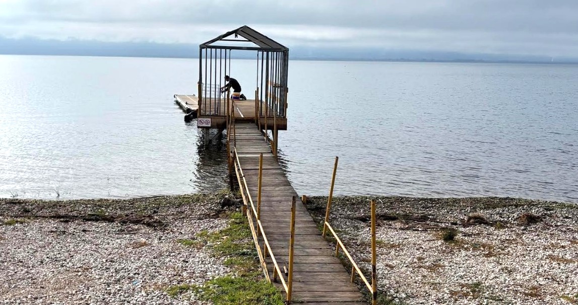 Σε ιδιαίτερα υψηλούς τόνους τοποθετείται το Δίκτυο Ενεργών Πολιτών με ανακοίνωσή του σχετικά με την υπόθεση της εξέδρας που είχε τοποθετηθεί στη λίμνη Τριχωνίδα, στη θέση Δογρή, κάνοντας λόγο για παράνομη εγκατάσταση και αυθαίρετη κατάληψη χώρου όχθης.
Όπως αναφέρεται, κατά τη συνεδρίαση του Δημοτικού Συμβουλίου της 27ης Απριλίου 2026, στο πλαίσιο της συζήτησης για το οικοσύστημα των λιμνών Τριχωνίδας – Λυσιμαχίας, τέθηκε εκ νέου το ζήτημα της συγκεκριμένης εξέδρας, η οποία – σύμφωνα με το Δίκτυο – κρίθηκε παράνομη έπειτα από αυτοψία των αρμόδιων υπηρεσιών, και συγκεκριμένα της Κτηματικής Υπηρεσίας Αιτωλοακαρνανίας και της αρμόδιας Διεύθυνσης της Περιφέρειας Δυτικής Ελλάδας.
Το Δίκτυο υποστηρίζει ότι πρόκειται για κατασκευή χωρίς άδεια, που συνιστά αυθαίρετη κατάληψη χώρου όχθης, όπως αυτή οριοθετείται με βάση το σχετικό ΦΕΚ (703/Δ/29/06/2005), ενώ στρέφεται ευθέως κατά του επικεφαλής της μείζονος αντιπολίτευσης, Κώστα Πιστιόλα, αποδίδοντάς του ευθύνη για την εγκατάσταση.
Παράλληλα, στην ανακοίνωση γίνεται λόγος για προσπάθεια αμφισβήτησης των πορισμάτων των αρμόδιων υπηρεσιών, με το Δίκτυο να κατηγορεί τον κ. Πιστιόλα ότι παρουσίασε τη συγκεκριμένη εγκατάσταση ως νόμιμη, διατυπώνοντας – όπως αναφέρεται – ψευδείς ισχυρισμούς κατά τη διάρκεια της συνεδρίασης.
Σε έντονο ύφος, γίνεται επίσης λόγος για απαράδεκτη στάση και για απειλές που εκτοξεύθηκαν προς διάφορες κατευθύνσεις, με αφορμή την ανάδειξη του ζητήματος τόσο εντός του Δημοτικού Συμβουλίου όσο και από μέσα ενημέρωσης.
Προς ενίσχυση των θέσεών του, το Δίκτυο Ενεργών Πολιτών παραθέτει συγκεκριμένα έγγραφα, μεταξύ των οποίων το υπ’ αριθ. πρωτ. 12594/04-02-2026 της Κτηματικής Υπηρεσίας Αιτωλοακαρνανίας, καθώς και την από 12/01/2026 προσωρινή έκθεση ελέγχου της Διεύθυνσης Περιβάλλοντος της Περιφέρειας Δυτικής Ελλάδας.
Η ανακοίνωση υπογράφεται από την Κωνσταντία Τραμπάζαλη, εκπρόσωπο του Δικτύου Ενεργών Πολιτών.