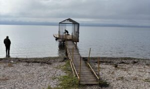 Σκληρή απάντηση Πιστιόλα για τον πλωτό βατήρα του «Τρίτωνα»: «Δεν είναι παράνομη εξέδρα»