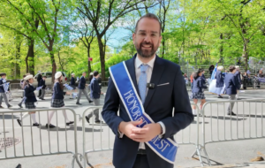 Νεκτάριος Φαρμάκης για την παρέλαση στη Νέα Υόρκη: Η 5η Λεωφόρος στην καρδιά του Μανχάταν «ντύθηκε» στα γαλανόλευκα