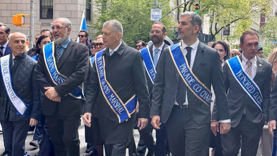 Νεκτάριος Φαρμάκης για την παρέλαση στη Νέα Υόρκη: Η 5η Λεωφόρος στην καρδιά του Μανχάταν «ντύθηκε» στα γαλανόλευκα