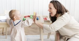 «Νταντάδες της Γειτονιάς»: Πότε ανοίγει το πρόγραμμα – Ποιοι δικαιούνται έως 500 ευρώ