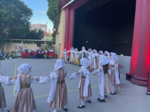 Περισσότερα από 350 παιδιά γεμίζουν τον «Ελληνίς» με χορό και παράδοση στις επετειακές εκδηλώσεις του Δήμου Αγρινίου