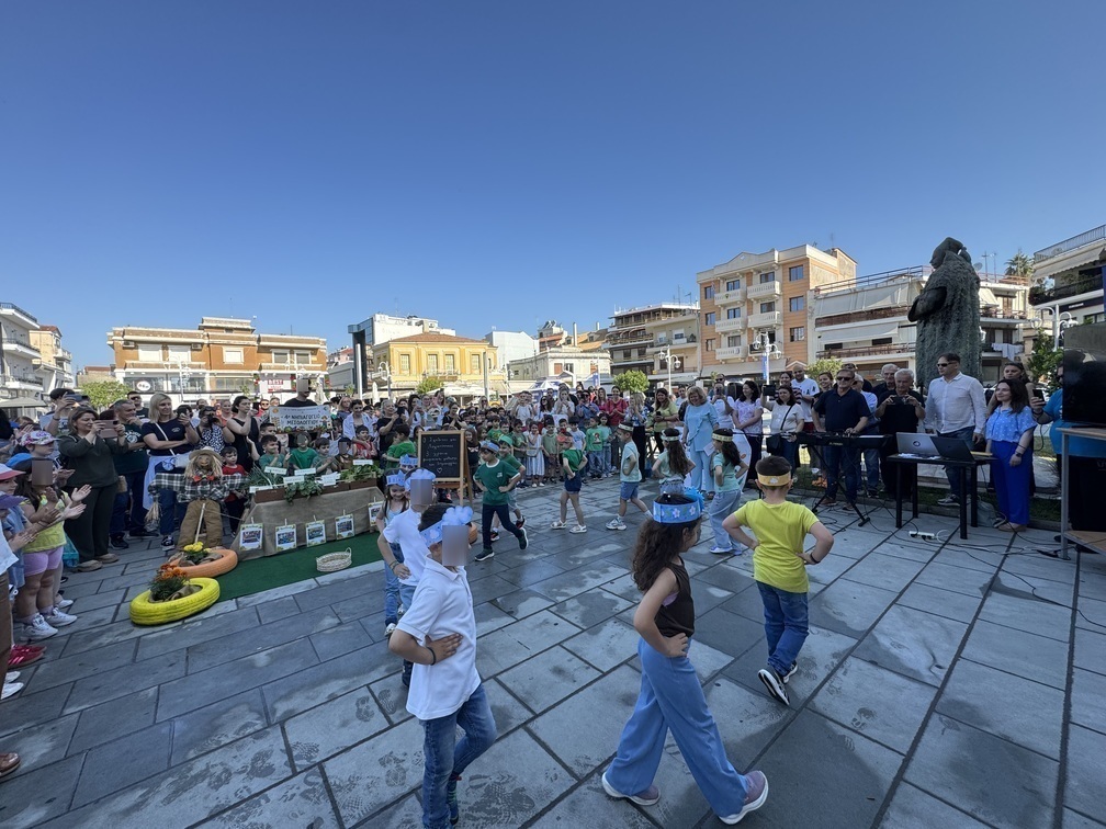 Οι σχολικοί λαχανόκηποι άνθισαν στο Μεσολόγγι και γέμισαν την πλατεία με μηνύματα αειφορίας