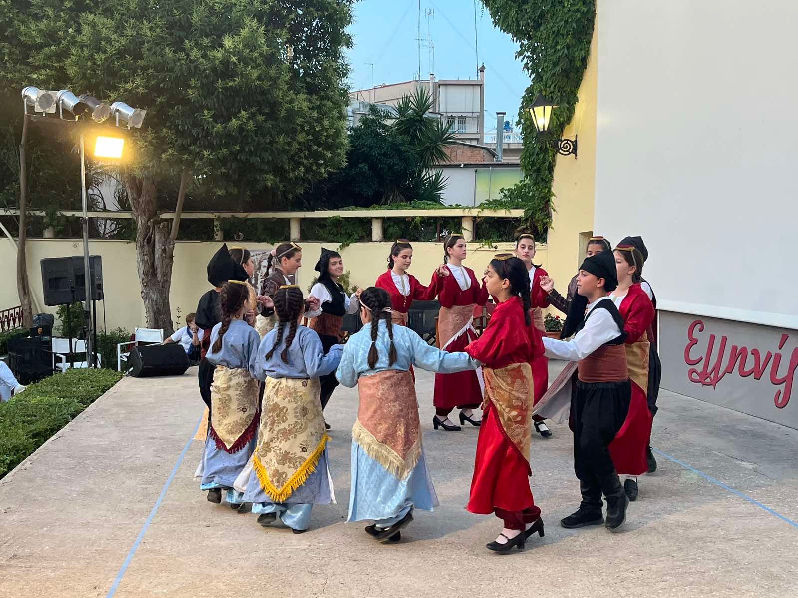 Περισσότερα από 350 παιδιά γεμίζουν τον «Ελληνίς» με χορό και παράδοση στις επετειακές εκδηλώσεις του Δήμου Αγρινίου