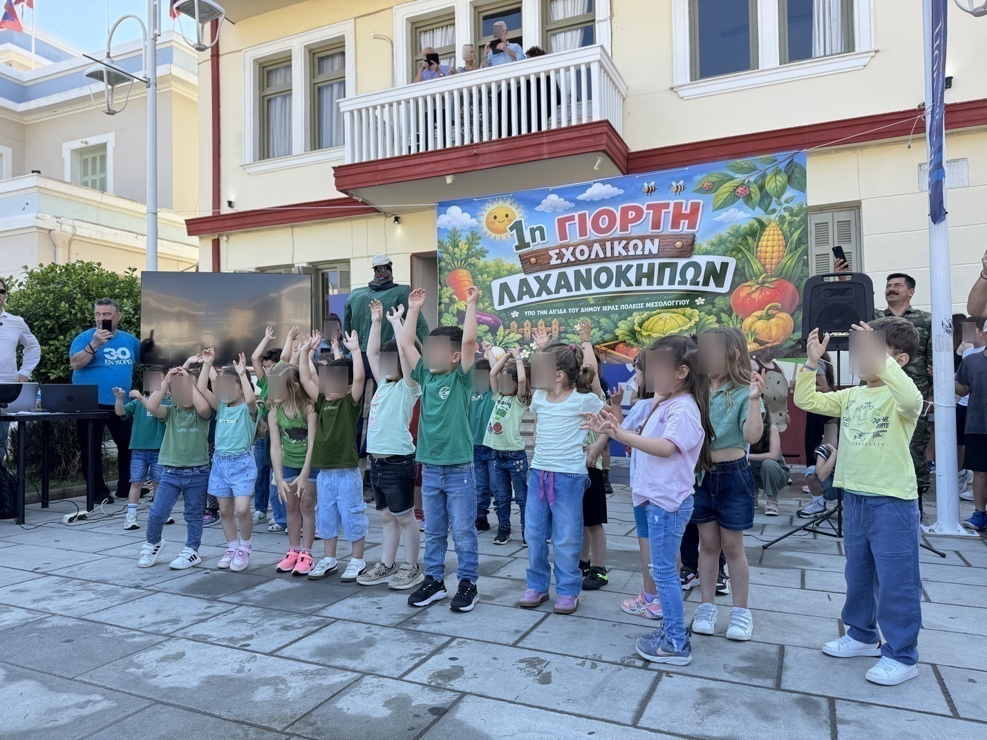 Οι σχολικοί λαχανόκηποι άνθισαν στο Μεσολόγγι και γέμισαν την πλατεία με μηνύματα αειφορίας