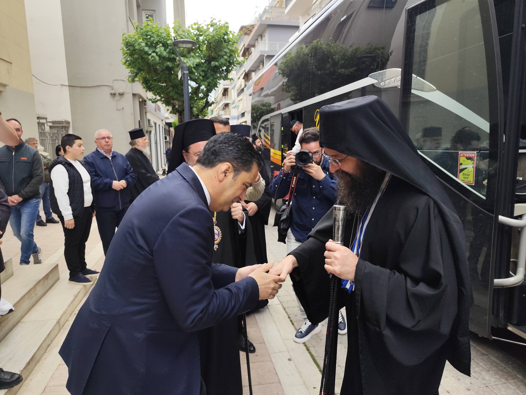 Ο Γεωργιάδης στην Αιτωλοακαρνανία και ο Χόντζα

Ο Γεωργιάδης στα νοσοκομεία Μεσολογγίου και Αγρινίου. Ανάμεσα στις εξαγγελίες και την πραγματικότητα

Υπάρχει ένα παλιό ανέκδοτο με τον Νασρεντίν Χότζα. Κάποιος πήγε να τον δει γιατί το σπίτι του ήταν μικρό και η οικογένειά του δεν χωρούσε. Ο Χότζας τον συμβούλεψε να βάλει μέσα στο σπίτι πρώτα την κατσίκα, μετά τα κοτόπουλα, μετά την αγελάδα. Μετά από λίγες μέρες τον κάλεσε και του είπε να τα βγάλει όλα έξω. Ο άνθρωπος επέστρεψε ενθουσιασμένος: «Χότζα, το σπίτι μου είναι τεράστιο τώρα!»
Αυτό θυμίζει λίγο η σημερινή επίσκεψη του Υπουργού Υγείας Άδωνι Γεωργιάδη στα νοσοκομεία του νομού μας. Η κυβέρνηση (2012) έβαλε τα ζώα μέσα — δηλαδή διασύνδεσε τα δύο νοσοκομεία που δεν έπρεπε ποτέ να ενωθούν, με τεράστιο κόστος για τους πολίτες χρόνια τώρα. Σήμερα τα βγάζει έξω και μας λέει να χαρούμε. 
Χαιρόμαστε βέβαια για την αποσύνδεση, είναι ένα δίκαιο και διαχρονικό αίτημα της κοινωνίας. Αλλά το να διορθώνεις παλιά λάθη δεν είναι επίτευγμα. Είναι η ελάχιστη υποχρέωση.
Όμως ανάμεσα στη φιέστα και τη στείρα κριτική υπάρχει και η πραγματικότητα. Αυτή αξίζει να ειπωθεί.
Νοσοκομείο Μεσολογγίου: 19 γιατροί από τους 50 και κανένας παιδίατρος. Εδώ τα νούμερα καίνε. Στο νοσοκομείο Μεσολογγίου υπηρετούν σήμερα μόλις 19 μόνιμοι γιατροί από τις 50 οργανικές θέσεις. Το νοσοκομείο λειτουργεί στο 38% της δυναμικότητάς του.
Κι ένα στοιχείο που μιλά από μόνο του: σήμερα δεν υπάρχει παιδίατρος στο νοσοκομείο Μεσολογγίου. Αν το παιδί σου έχει πυρετό απόψε στο Μεσολόγγι, δεν υπάρχει γιατρός να το δει στο δημόσιο νοσοκομείο. Αυτή είναι η πραγματικότητα την ώρα που γίνονταν οι εξαγγελίες.
Η ίδια η Ένωση Νοσοκομειακών Γιατρών Αιτωλοακαρνανίας έχει καταγγείλει δημοσίως «εμπαιγμό», επισημαίνοντας ότι ενώ ζητήθηκαν 10 νέες θέσεις για το Μεσολόγγι, το Υπουργείο προκήρυξε μόλις 2, την ίδια στιγμή που δύο ακόμα γιατροί παραιτήθηκαν. Ορθοπεδικός και αναισθησιολόγος. Οι 5 νέες θέσεις που ανακοινώθηκαν σήμερα είναι σταγόνα στον ωκεανό των ελλείψεων.
Νοσοκομείο Αγρινίου: Στο Αγρίνιο ακούσαμε και πάλι για το αιμοδυναμικό εργαστήριο. Τα χρήματα έχουν δεσμευτεί εδώ και καιρό. Το εργαστήριο όμως δεν λειτουργεί. Κάθε φορά που υπουργός επισκέπτεται την περιοχή, το αιμοδυναμικό επανεμφανίζεται στις δηλώσεις. Αυτή τη φορά τι θα είναι διαφορετικό; Χρειαζόμαστε χρονοδιάγραμμα, όχι εξαγγελία.
Αυτό που δεν ειπώθηκε σήμερα είναι η κατάσταση στη ΜΕΘ του Αγρινίου, το μοναδικό νοσοκομείο του νομού που διαθέτει Μονάδα Εντατικής Θεραπείας. Η μονάδα υπολειτουργεί με συνεχείς μετακινήσεις γιατρών από άλλες δομές για να καλυφθούν οι εφημερίες. Σε ένα νοσοκομείο αυτό δεν είναι απλώς πρόβλημα στελέχωσης. Είναι ζήτημα ασφάλειας ζωής.
Δεν ειπώθηκε κάτι σήμερα το παλιό νοσοκομείο του Αγρινίου, που στέκεται εγκαταλελειμμένο στο κέντρο της πόλης, δημόσια περιουσία που δεν αξιοποιείται Απλώς υπάρχει, ως μνημείο κρατικής αδιαφορίας. Και σίγουρα δεν ειπώθηκε κάτι για το Ιστορικό κτήριο, το παλιό κτίριο του νοσοκομείου Μεσολογγίου, που καταρρέει.
Η απόσταση λοιπόν από τη στείρα κριτική ως τη φιέστα λέγεται πραγματικότητα. Η πραγματικότητα λέει ότι η Αιτωλοακαρνανία, ο μεγαλύτερος νομός της χώρας, έχει νοσοκομεία που λειτουργούν στο ελάχιστο, παλιά κτίρια που καταρρέουν και εξαγγελίες που επαναλαμβάνονται χρόνια χωρίς αποτέλεσμα. Οι πολίτες της περιοχής δεν χρειάζονται άλλες επισκέψεις και φωτογραφίες. Χρειάζονται παιδίατρο στο Μεσολόγγι, αιμοδυναμικό στο Αγρίνιο, νοσοκομεία πλήρως στελεχωμένα και κτίρια που αξιοποιούνται ως δημόσια περιουσία. Αυτά δεν εξαγγέλλονται. Υλοποιούνται.
