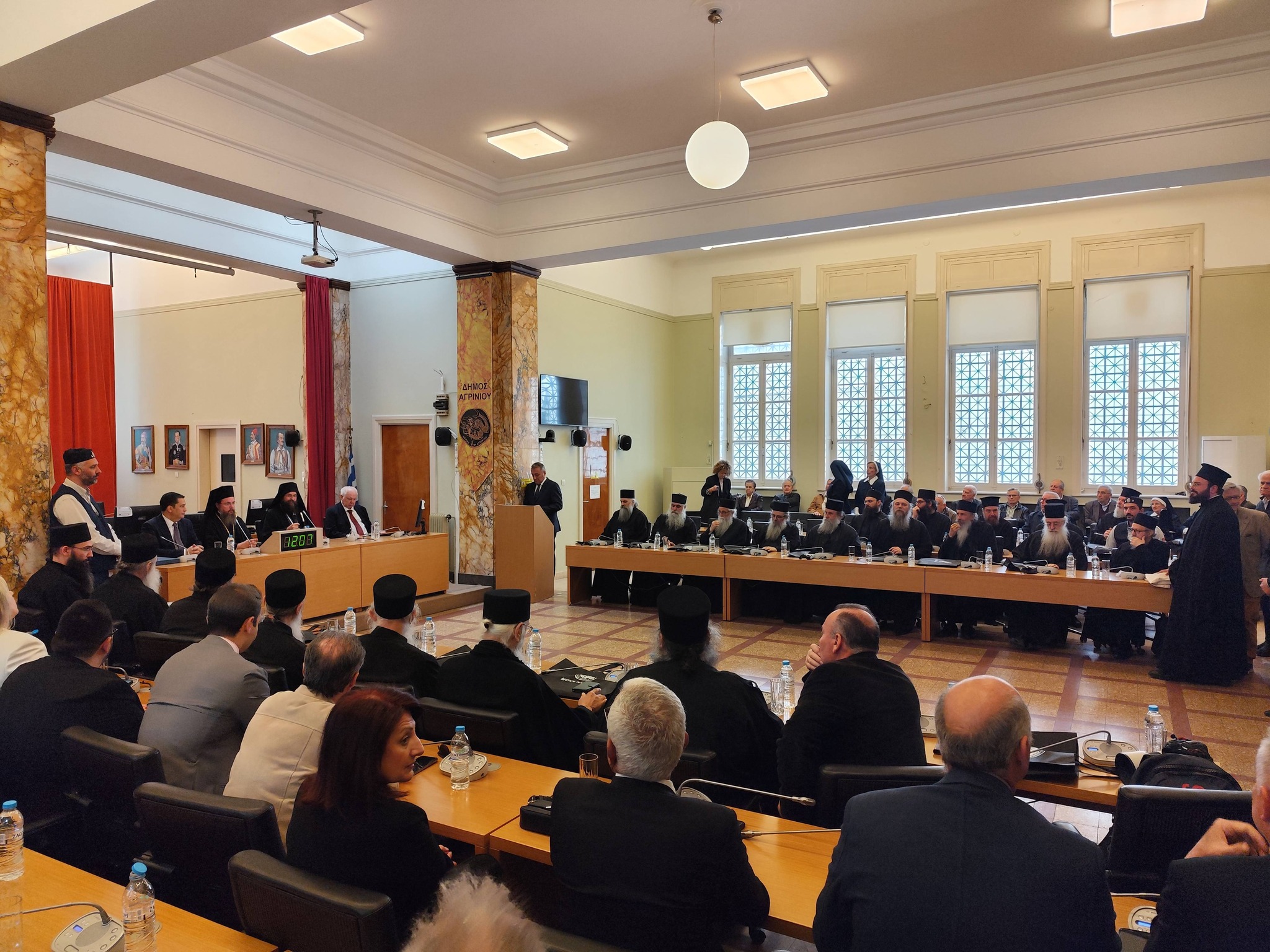 Ο Γεωργιάδης στην Αιτωλοακαρνανία και ο Χόντζα

Ο Γεωργιάδης στα νοσοκομεία Μεσολογγίου και Αγρινίου. Ανάμεσα στις εξαγγελίες και την πραγματικότητα

Υπάρχει ένα παλιό ανέκδοτο με τον Νασρεντίν Χότζα. Κάποιος πήγε να τον δει γιατί το σπίτι του ήταν μικρό και η οικογένειά του δεν χωρούσε. Ο Χότζας τον συμβούλεψε να βάλει μέσα στο σπίτι πρώτα την κατσίκα, μετά τα κοτόπουλα, μετά την αγελάδα. Μετά από λίγες μέρες τον κάλεσε και του είπε να τα βγάλει όλα έξω. Ο άνθρωπος επέστρεψε ενθουσιασμένος: «Χότζα, το σπίτι μου είναι τεράστιο τώρα!»
Αυτό θυμίζει λίγο η σημερινή επίσκεψη του Υπουργού Υγείας Άδωνι Γεωργιάδη στα νοσοκομεία του νομού μας. Η κυβέρνηση (2012) έβαλε τα ζώα μέσα — δηλαδή διασύνδεσε τα δύο νοσοκομεία που δεν έπρεπε ποτέ να ενωθούν, με τεράστιο κόστος για τους πολίτες χρόνια τώρα. Σήμερα τα βγάζει έξω και μας λέει να χαρούμε. 
Χαιρόμαστε βέβαια για την αποσύνδεση, είναι ένα δίκαιο και διαχρονικό αίτημα της κοινωνίας. Αλλά το να διορθώνεις παλιά λάθη δεν είναι επίτευγμα. Είναι η ελάχιστη υποχρέωση.
Όμως ανάμεσα στη φιέστα και τη στείρα κριτική υπάρχει και η πραγματικότητα. Αυτή αξίζει να ειπωθεί.
Νοσοκομείο Μεσολογγίου: 19 γιατροί από τους 50 και κανένας παιδίατρος. Εδώ τα νούμερα καίνε. Στο νοσοκομείο Μεσολογγίου υπηρετούν σήμερα μόλις 19 μόνιμοι γιατροί από τις 50 οργανικές θέσεις. Το νοσοκομείο λειτουργεί στο 38% της δυναμικότητάς του.
Κι ένα στοιχείο που μιλά από μόνο του: σήμερα δεν υπάρχει παιδίατρος στο νοσοκομείο Μεσολογγίου. Αν το παιδί σου έχει πυρετό απόψε στο Μεσολόγγι, δεν υπάρχει γιατρός να το δει στο δημόσιο νοσοκομείο. Αυτή είναι η πραγματικότητα την ώρα που γίνονταν οι εξαγγελίες.
Η ίδια η Ένωση Νοσοκομειακών Γιατρών Αιτωλοακαρνανίας έχει καταγγείλει δημοσίως «εμπαιγμό», επισημαίνοντας ότι ενώ ζητήθηκαν 10 νέες θέσεις για το Μεσολόγγι, το Υπουργείο προκήρυξε μόλις 2, την ίδια στιγμή που δύο ακόμα γιατροί παραιτήθηκαν. Ορθοπεδικός και αναισθησιολόγος. Οι 5 νέες θέσεις που ανακοινώθηκαν σήμερα είναι σταγόνα στον ωκεανό των ελλείψεων.
Νοσοκομείο Αγρινίου: Στο Αγρίνιο ακούσαμε και πάλι για το αιμοδυναμικό εργαστήριο. Τα χρήματα έχουν δεσμευτεί εδώ και καιρό. Το εργαστήριο όμως δεν λειτουργεί. Κάθε φορά που υπουργός επισκέπτεται την περιοχή, το αιμοδυναμικό επανεμφανίζεται στις δηλώσεις. Αυτή τη φορά τι θα είναι διαφορετικό; Χρειαζόμαστε χρονοδιάγραμμα, όχι εξαγγελία.
Αυτό που δεν ειπώθηκε σήμερα είναι η κατάσταση στη ΜΕΘ του Αγρινίου, το μοναδικό νοσοκομείο του νομού που διαθέτει Μονάδα Εντατικής Θεραπείας. Η μονάδα υπολειτουργεί με συνεχείς μετακινήσεις γιατρών από άλλες δομές για να καλυφθούν οι εφημερίες. Σε ένα νοσοκομείο αυτό δεν είναι απλώς πρόβλημα στελέχωσης. Είναι ζήτημα ασφάλειας ζωής.
Δεν ειπώθηκε κάτι σήμερα το παλιό νοσοκομείο του Αγρινίου, που στέκεται εγκαταλελειμμένο στο κέντρο της πόλης, δημόσια περιουσία που δεν αξιοποιείται Απλώς υπάρχει, ως μνημείο κρατικής αδιαφορίας. Και σίγουρα δεν ειπώθηκε κάτι για το Ιστορικό κτήριο, το παλιό κτίριο του νοσοκομείου Μεσολογγίου, που καταρρέει.
Η απόσταση λοιπόν από τη στείρα κριτική ως τη φιέστα λέγεται πραγματικότητα. Η πραγματικότητα λέει ότι η Αιτωλοακαρνανία, ο μεγαλύτερος νομός της χώρας, έχει νοσοκομεία που λειτουργούν στο ελάχιστο, παλιά κτίρια που καταρρέουν και εξαγγελίες που επαναλαμβάνονται χρόνια χωρίς αποτέλεσμα. Οι πολίτες της περιοχής δεν χρειάζονται άλλες επισκέψεις και φωτογραφίες. Χρειάζονται παιδίατρο στο Μεσολόγγι, αιμοδυναμικό στο Αγρίνιο, νοσοκομεία πλήρως στελεχωμένα και κτίρια που αξιοποιούνται ως δημόσια περιουσία. Αυτά δεν εξαγγέλλονται. Υλοποιούνται.
