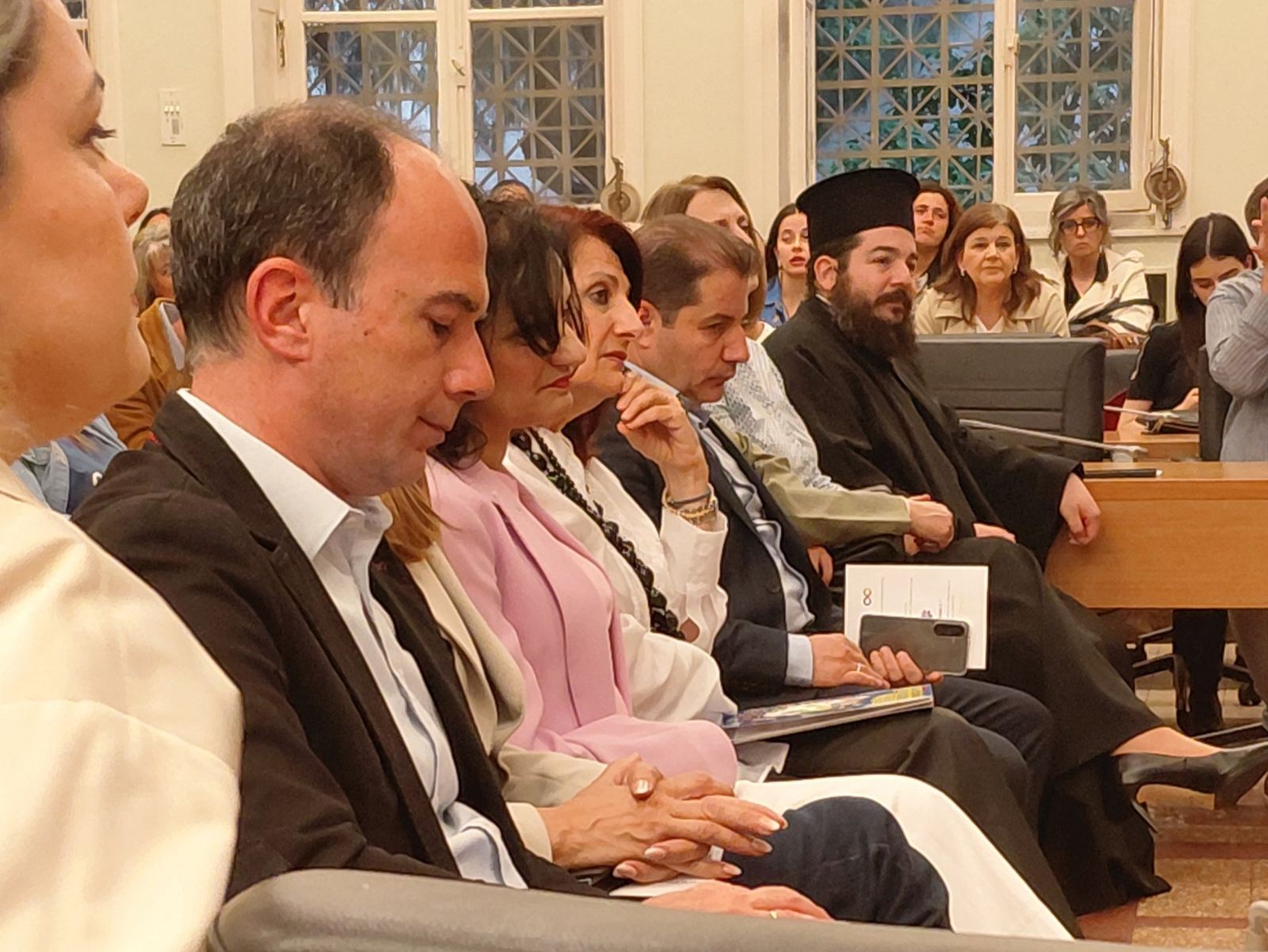 «Όταν πέφτει ο κόσμος όλος, τον σηκώνει η ΑΓΑΠΗ» – Συγκίνηση και δυνατά μηνύματα στην παρουσίαση του βιβλίου στο Αγρίνιο