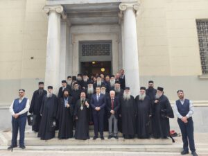 Ο Γεωργιάδης στην Αιτωλοακαρνανία και ο Χόντζα Ο Γεωργιάδης στα νοσοκομεία Μεσολογγίου και Αγρινίου. Ανάμεσα στις εξαγγελίες και την πραγματικότητα Υπάρχει ένα παλιό ανέκδοτο με τον Νασρεντίν Χότζα. Κάποιος πήγε να τον δει γιατί το σπίτι του ήταν μικρό και η οικογένειά του δεν χωρούσε. Ο Χότζας τον συμβούλεψε να βάλει μέσα στο σπίτι πρώτα την κατσίκα, μετά τα κοτόπουλα, μετά την αγελάδα. Μετά από λίγες μέρες τον κάλεσε και του είπε να τα βγάλει όλα έξω. Ο άνθρωπος επέστρεψε ενθουσιασμένος: «Χότζα, το σπίτι μου είναι τεράστιο τώρα!» Αυτό θυμίζει λίγο η σημερινή επίσκεψη του Υπουργού Υγείας Άδωνι Γεωργιάδη στα νοσοκομεία του νομού μας. Η κυβέρνηση (2012) έβαλε τα ζώα μέσα — δηλαδή διασύνδεσε τα δύο νοσοκομεία που δεν έπρεπε ποτέ να ενωθούν, με τεράστιο κόστος για τους πολίτες χρόνια τώρα. Σήμερα τα βγάζει έξω και μας λέει να χαρούμε. Χαιρόμαστε βέβαια για την αποσύνδεση, είναι ένα δίκαιο και διαχρονικό αίτημα της κοινωνίας. Αλλά το να διορθώνεις παλιά λάθη δεν είναι επίτευγμα. Είναι η ελάχιστη υποχρέωση. Όμως ανάμεσα στη φιέστα και τη στείρα κριτική υπάρχει και η πραγματικότητα. Αυτή αξίζει να ειπωθεί. Νοσοκομείο Μεσολογγίου: 19 γιατροί από τους 50 και κανένας παιδίατρος. Εδώ τα νούμερα καίνε. Στο νοσοκομείο Μεσολογγίου υπηρετούν σήμερα μόλις 19 μόνιμοι γιατροί από τις 50 οργανικές θέσεις. Το νοσοκομείο λειτουργεί στο 38% της δυναμικότητάς του. Κι ένα στοιχείο που μιλά από μόνο του: σήμερα δεν υπάρχει παιδίατρος στο νοσοκομείο Μεσολογγίου. Αν το παιδί σου έχει πυρετό απόψε στο Μεσολόγγι, δεν υπάρχει γιατρός να το δει στο δημόσιο νοσοκομείο. Αυτή είναι η πραγματικότητα την ώρα που γίνονταν οι εξαγγελίες. Η ίδια η Ένωση Νοσοκομειακών Γιατρών Αιτωλοακαρνανίας έχει καταγγείλει δημοσίως «εμπαιγμό», επισημαίνοντας ότι ενώ ζητήθηκαν 10 νέες θέσεις για το Μεσολόγγι, το Υπουργείο προκήρυξε μόλις 2, την ίδια στιγμή που δύο ακόμα γιατροί παραιτήθηκαν. Ορθοπεδικός και αναισθησιολόγος. Οι 5 νέες θέσεις που ανακοινώθηκαν σήμερα είναι σταγόνα στον ωκεανό των ελλείψεων. Νοσοκομείο Αγρινίου: Στο Αγρίνιο ακούσαμε και πάλι για το αιμοδυναμικό εργαστήριο. Τα χρήματα έχουν δεσμευτεί εδώ και καιρό. Το εργαστήριο όμως δεν λειτουργεί. Κάθε φορά που υπουργός επισκέπτεται την περιοχή, το αιμοδυναμικό επανεμφανίζεται στις δηλώσεις. Αυτή τη φορά τι θα είναι διαφορετικό; Χρειαζόμαστε χρονοδιάγραμμα, όχι εξαγγελία. Αυτό που δεν ειπώθηκε σήμερα είναι η κατάσταση στη ΜΕΘ του Αγρινίου, το μοναδικό νοσοκομείο του νομού που διαθέτει Μονάδα Εντατικής Θεραπείας. Η μονάδα υπολειτουργεί με συνεχείς μετακινήσεις γιατρών από άλλες δομές για να καλυφθούν οι εφημερίες. Σε ένα νοσοκομείο αυτό δεν είναι απλώς πρόβλημα στελέχωσης. Είναι ζήτημα ασφάλειας ζωής. Δεν ειπώθηκε κάτι σήμερα το παλιό νοσοκομείο του Αγρινίου, που στέκεται εγκαταλελειμμένο στο κέντρο της πόλης, δημόσια περιουσία που δεν αξιοποιείται Απλώς υπάρχει, ως μνημείο κρατικής αδιαφορίας. Και σίγουρα δεν ειπώθηκε κάτι για το Ιστορικό κτήριο, το παλιό κτίριο του νοσοκομείου Μεσολογγίου, που καταρρέει. Η απόσταση λοιπόν από τη στείρα κριτική ως τη φιέστα λέγεται πραγματικότητα. Η πραγματικότητα λέει ότι η Αιτωλοακαρνανία, ο μεγαλύτερος νομός της χώρας, έχει νοσοκομεία που λειτουργούν στο ελάχιστο, παλιά κτίρια που καταρρέουν και εξαγγελίες που επαναλαμβάνονται χρόνια χωρίς αποτέλεσμα. Οι πολίτες της περιοχής δεν χρειάζονται άλλες επισκέψεις και φωτογραφίες. Χρειάζονται παιδίατρο στο Μεσολόγγι, αιμοδυναμικό στο Αγρίνιο, νοσοκομεία πλήρως στελεχωμένα και κτίρια που αξιοποιούνται ως δημόσια περιουσία. Αυτά δεν εξαγγέλλονται. Υλοποιούνται.