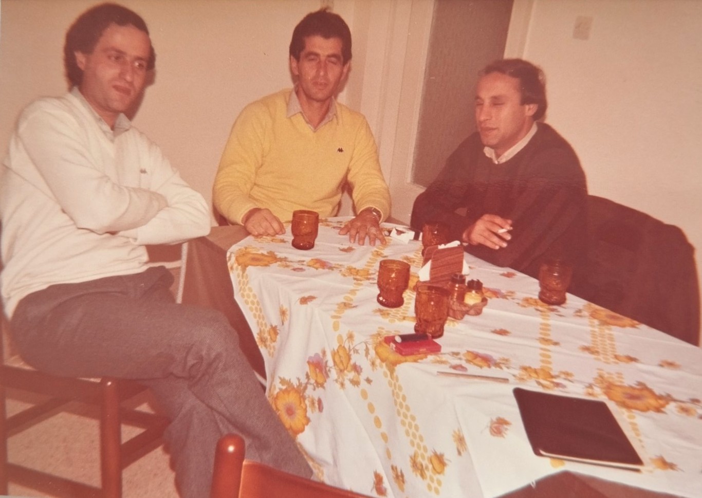 Μια ανέκδοτη φωτογραφία του 1985 με τρεις γνωστούς και επιφανείς Αγρινιώτες