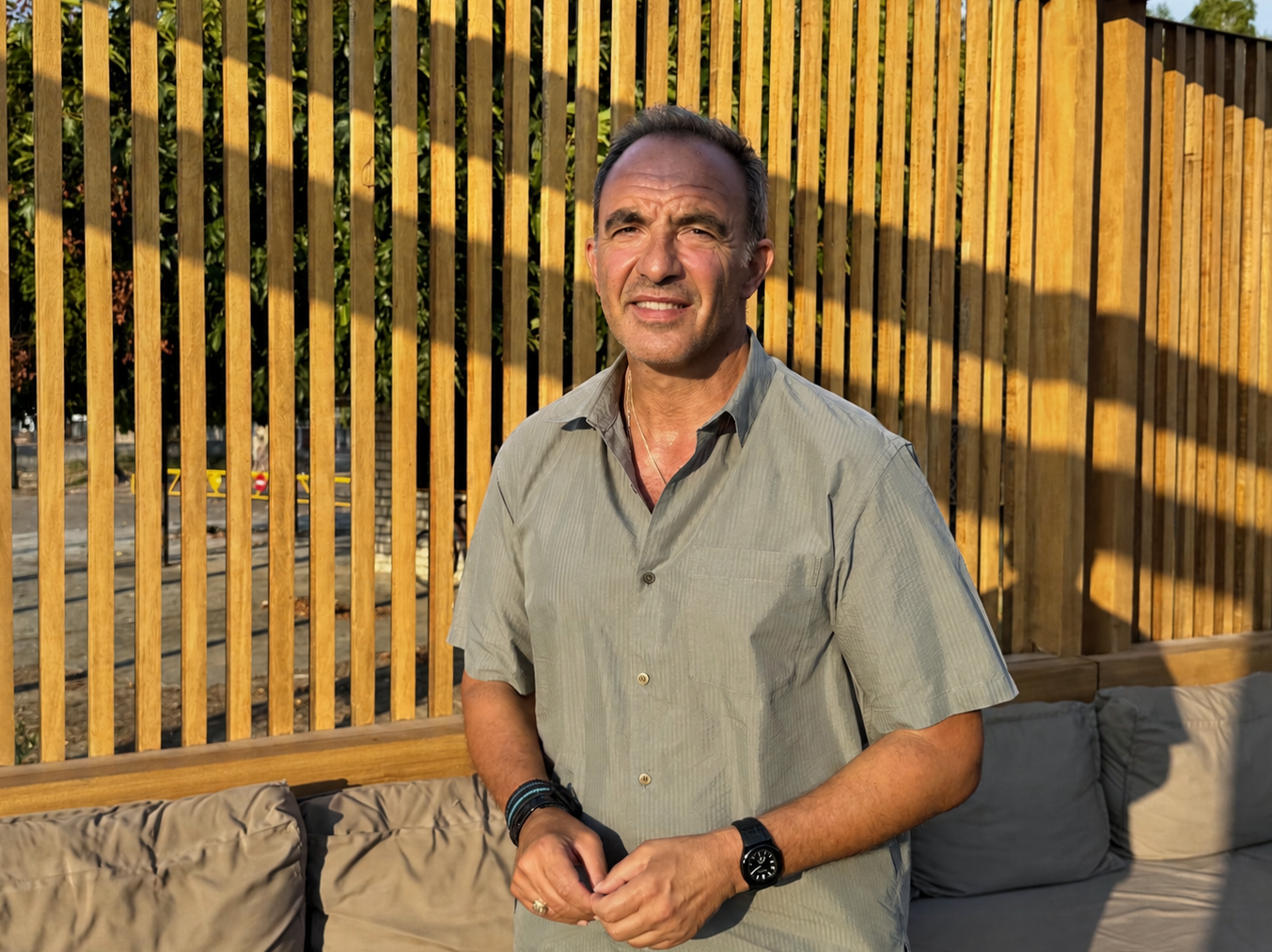 Νίκος Αλιάγας από το Μεσολόγγι: Από τη ραπτομηχανή του πατέρα του στο γαλλικό γραμματόσημο — μιλά για όσα δεν χωρούν σε ένα βιογραφικό