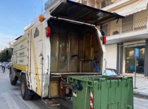 Ένταση στην Αμφιλοχία: Ξάπλωσε μπροστά από απορριμματοφόρο!