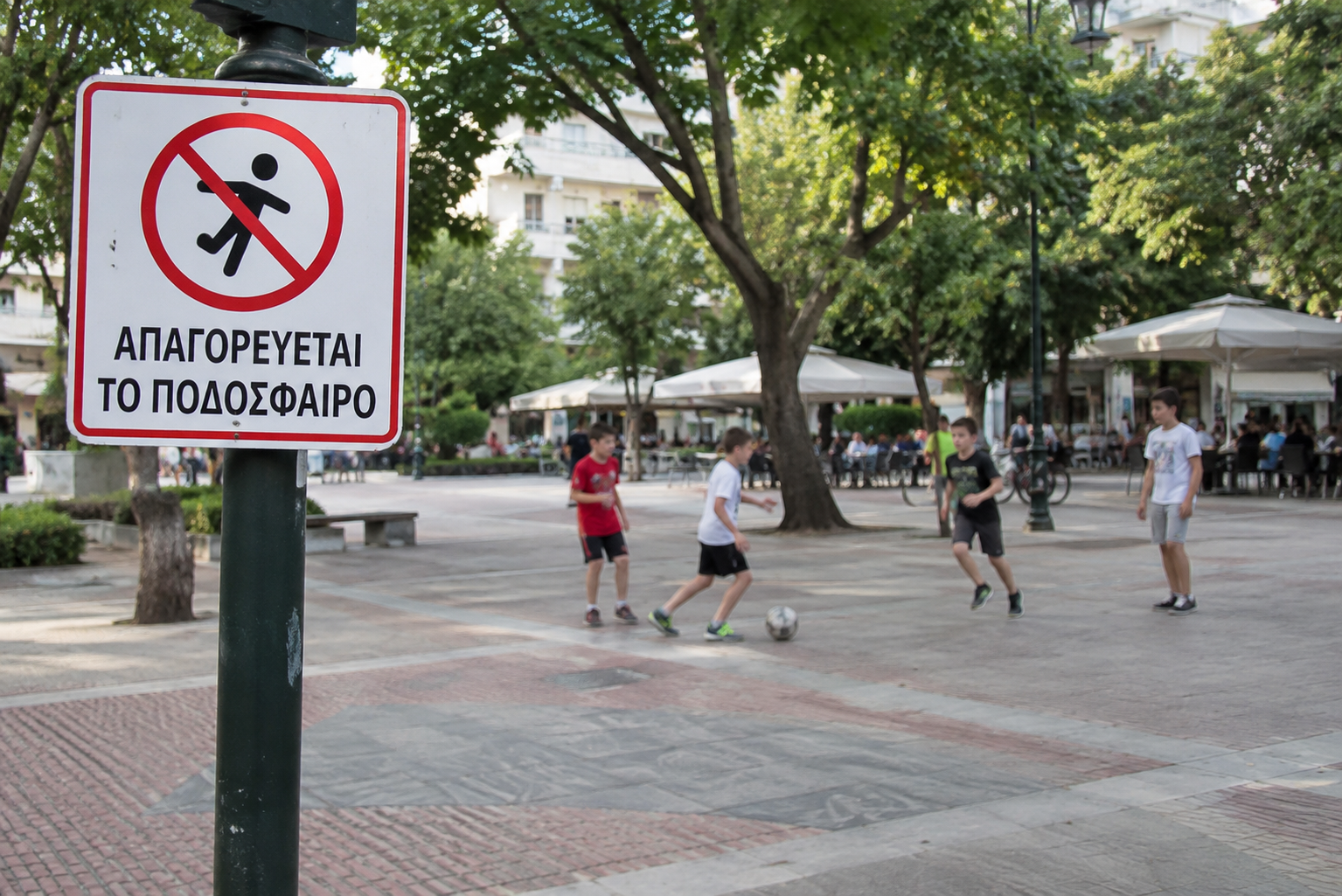 Πινακίδες απαγόρευσης του ποδοσφαίρου στις πλατείες του Αγρινίου – Πρόταση προς το Δημοτικό Συμβούλιο