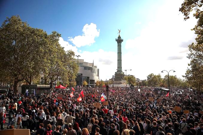 Κι εσύ λαέ βασανισμένε μην ξεχνάς να σιωπάς...