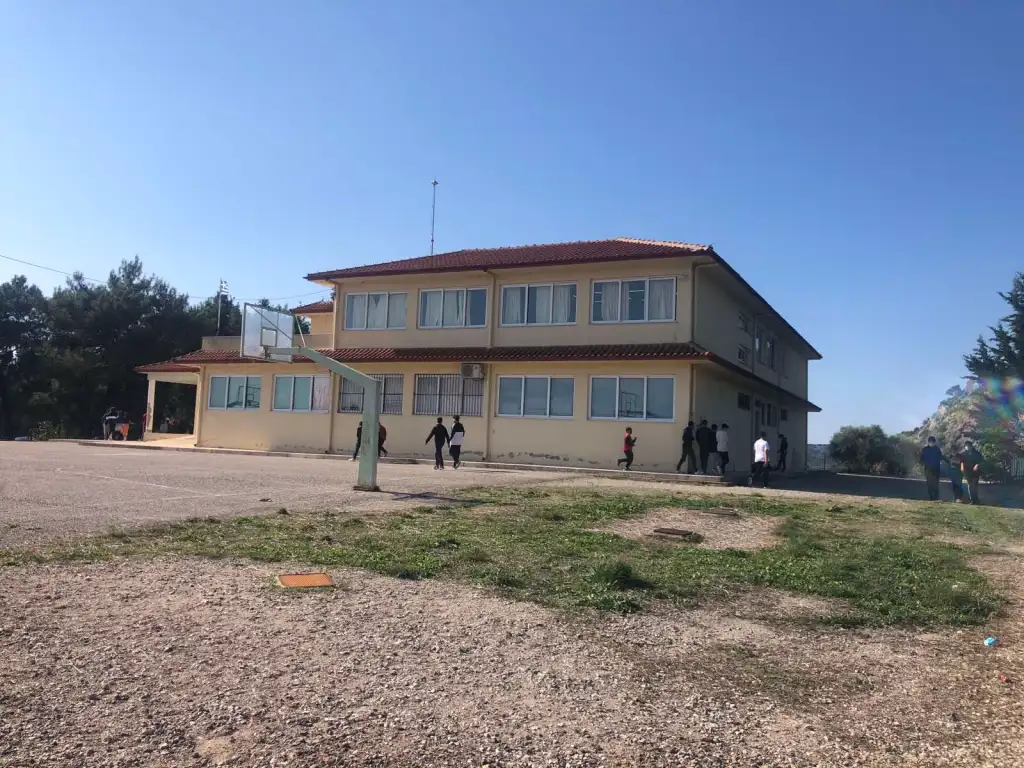 Παράθυρο αποκολλήθηκε και τραυμάτισε μαθητή στο Λύκειο Νεοχωρίου